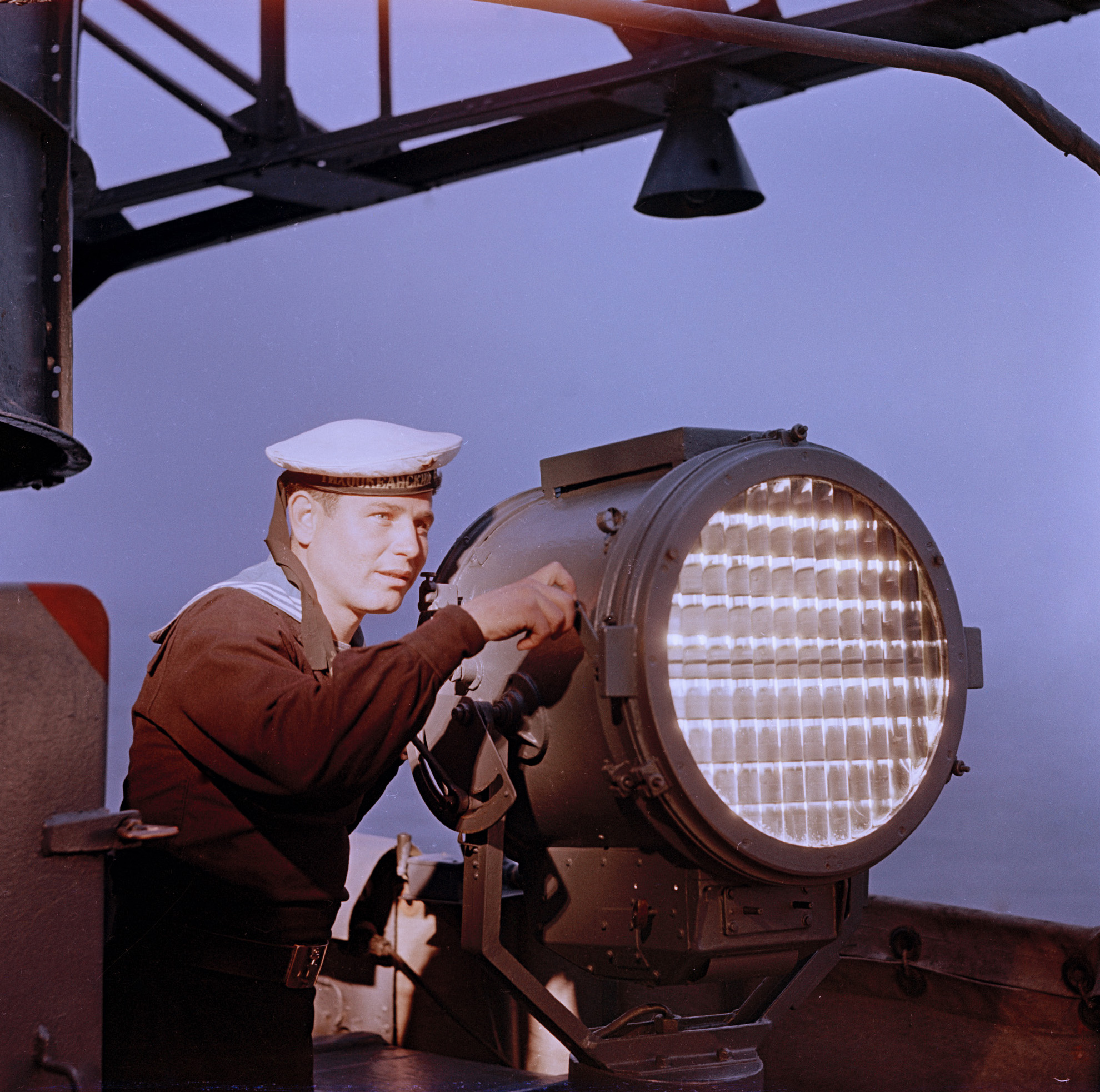 Последний прожектор. Морской сигнальный прожектор МСП-45к. Сигнальный фонарь Морзе. Корабельный прожектор МПС 60. Прожектор судовой МСП-45к.