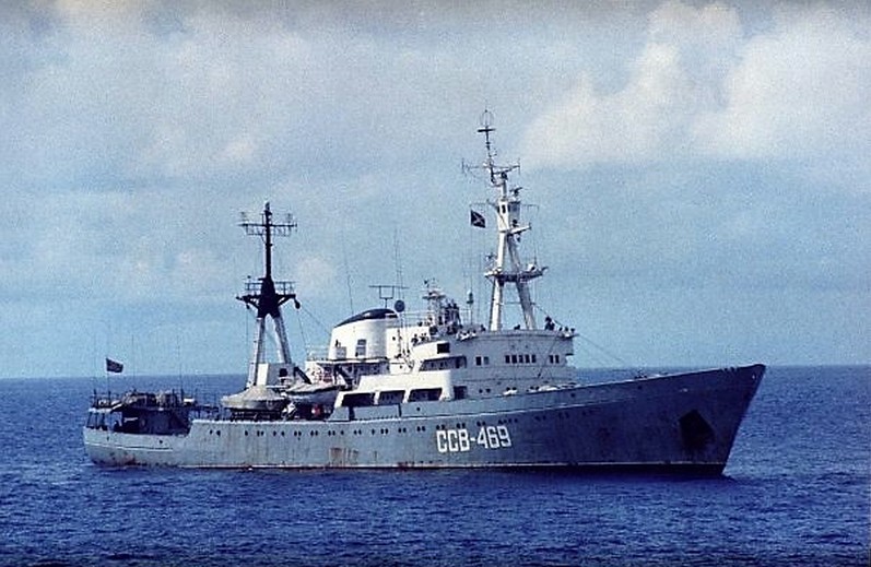 "Около 1985 г. СРЗК "Семен Челюскин" с борта USS Lockwood (F...