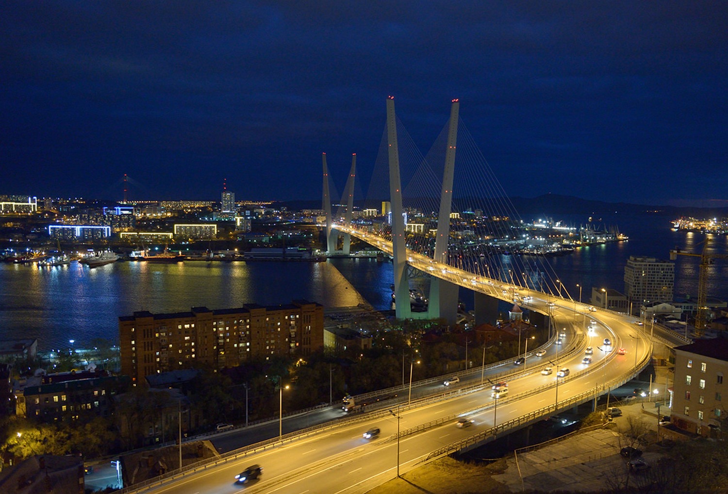 Vladivostok 1. Золотой мост Владивосток. Ночной Владивосток мост золотой Рог. Вечерний Владивосток. Вечерний Владивосток золотой мост.